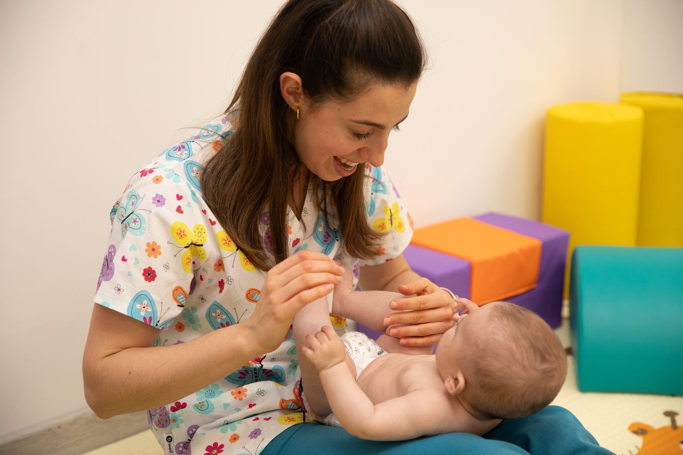 Fisioterapia pediátrica con un bebé
